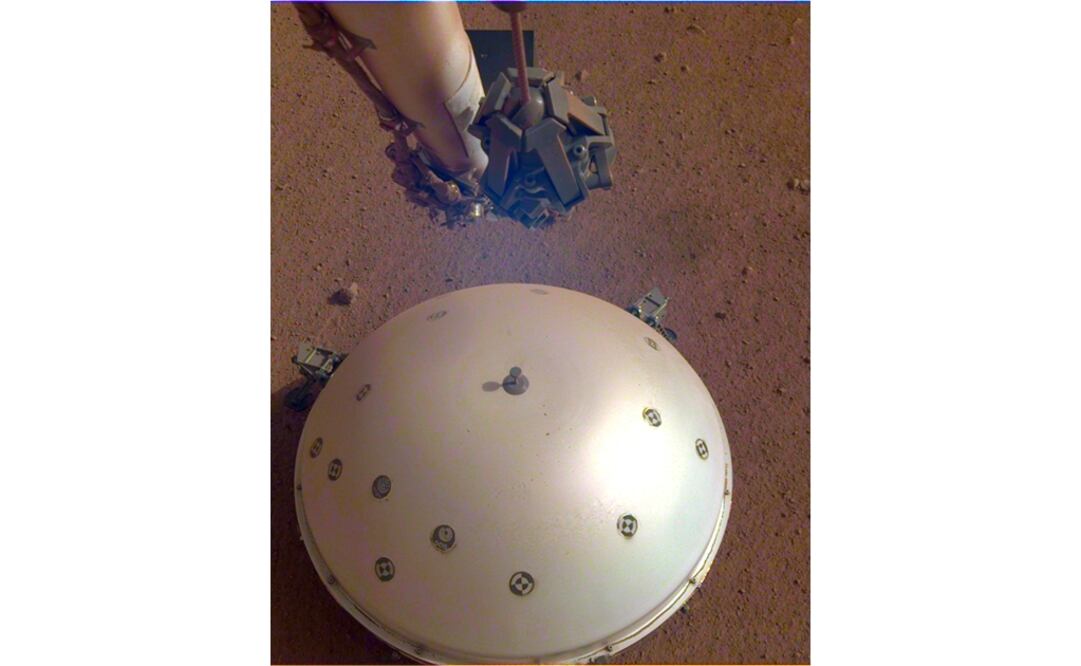 Sismómetro de la NASA, recubierto por un domo que lo protege del viento marciano/ NASA