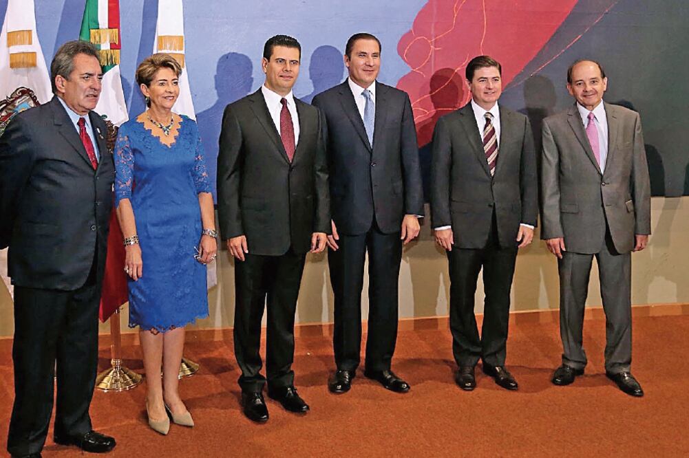Mercedes Juan López, secretaria de Salud, y Rafael Moreno Valle, gobernador EL DATO de Puebla, flanquean al mandatario zacatecano, Miguel Alonso Reyes (ESPECIAL)