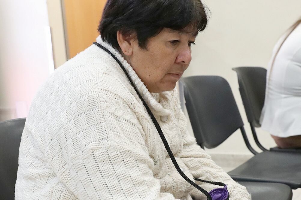 La mamá de los trabajadores Hugo y Noé Hernández espera en una sala de la Cruz Roja de Polanco, a que le informen sobre el estado de salud. (ESPECIAL)