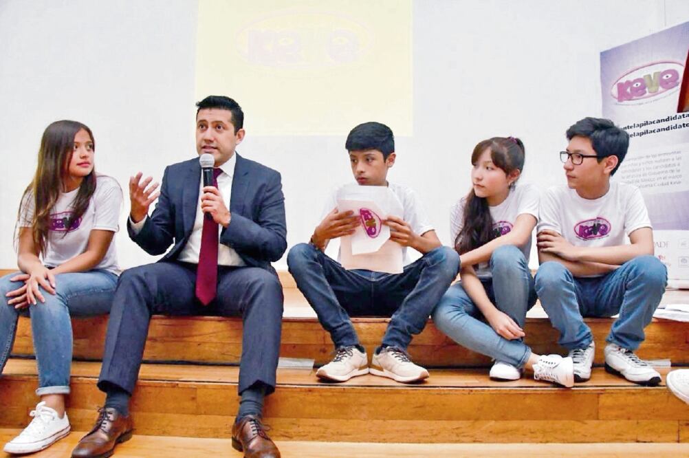 En la presentación de las respuestas de los aspirantes a la Ciudad de México estuvo presente Mauricio Rodríguez, secretario de Educación capitalino, quien convivió con los pequeños. (IECM)