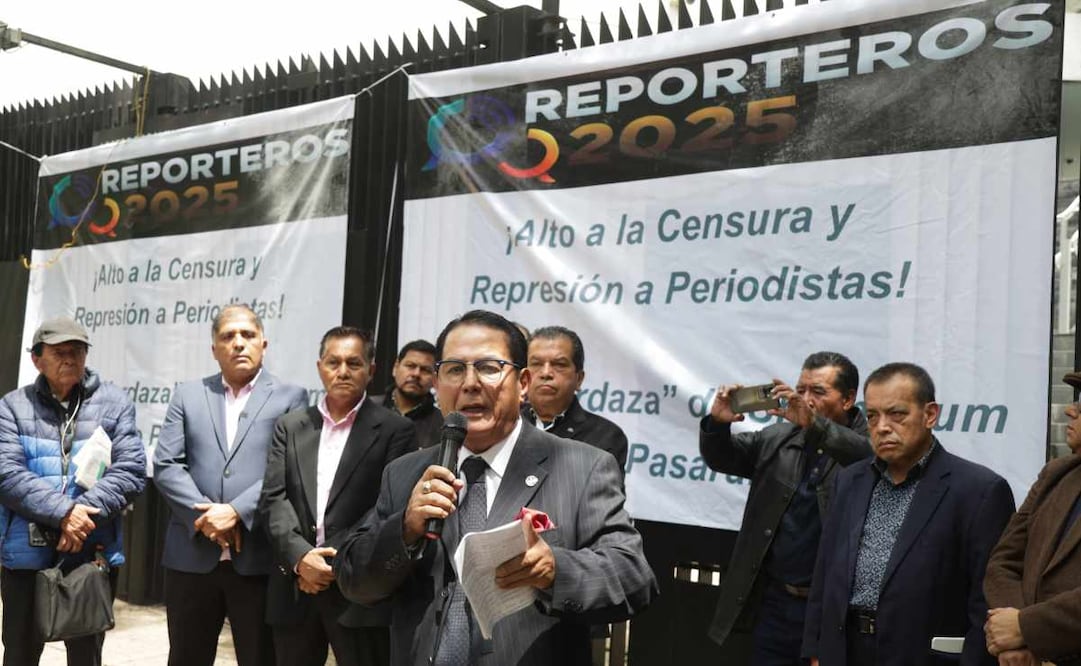 Un grupo de manifestantes autodenominado como “Reporteros 2025”, protestan frente al Senado. Foto: Carlos Mejía / EL UNIVERSAL.