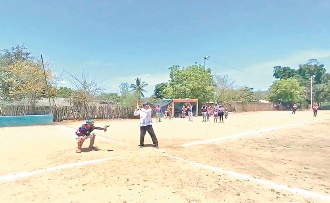 El presidente López Obrador acudió en su gira por Sinaloa a un partido de béisbol, donde jugó. Foto: Tomada de Twitter