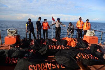 Recuperan 63 cadáveres de barco naufragado en Indonesia