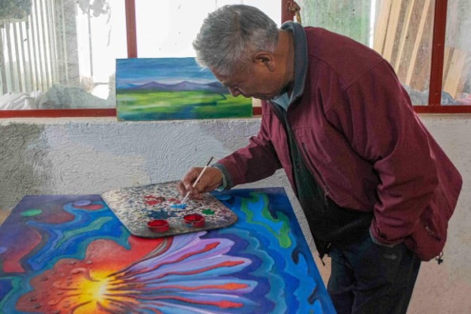 José Ortiz Rivera firma el cuadro “Atlatchinulle” (Agua quemada). Crédito: Luis Eduardo Escobar