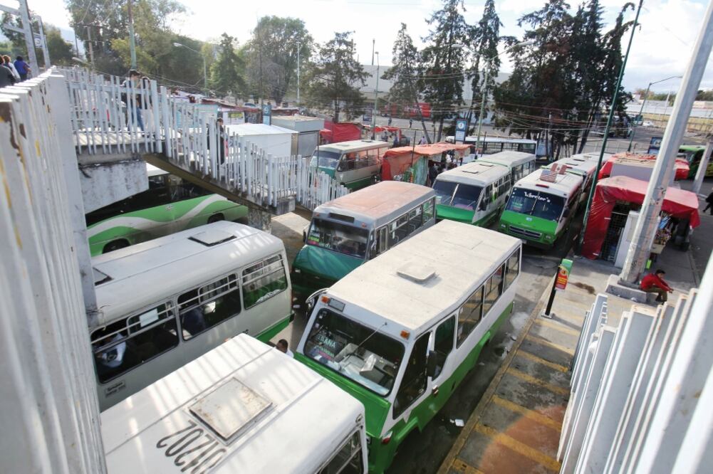 Microbuseros se quejan de que a pesar de su contribución económica, no tienen espacios dignos, ni limpios, ni iluminados y que tampoco son seguros (JUAN CARLOS REYES. EL UNIVERSAL)