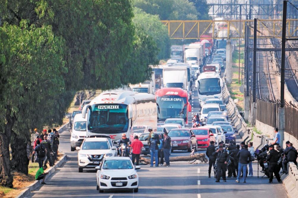 Personas afectadas por la falta de combustible, y quienes exigían suministro, bloquearon ayer la calzada Ignacio Zaragoza. Foto: DIEGO SIMÓN. EL UNIVERSAL