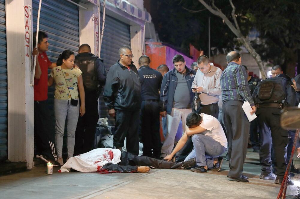 Familiares de las víctimas llegaron al lugar donde quedaron los cuerpos tendidos, en cruce de las calles Dr. Bolaños Cacho y Dr. Andrade (VALENTE ROSAS. EL UNIVERSAL)