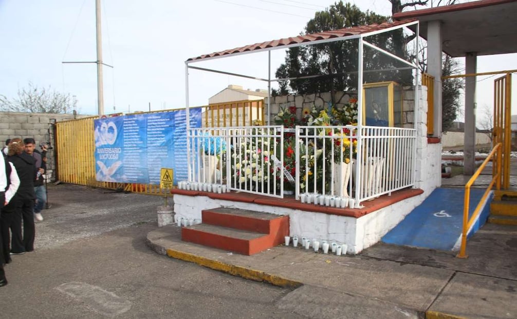 Familias acuden a dejar flores a los restos de los mineros (19/02/2026). Foto: Especial