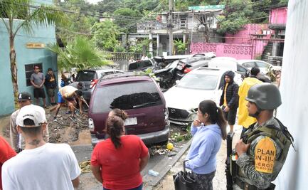 Corriente arrastra al menos 10 vehículos en Guadalupe, Nuevo León; el agua bajó a gran velocidad del Cerro de la Silla