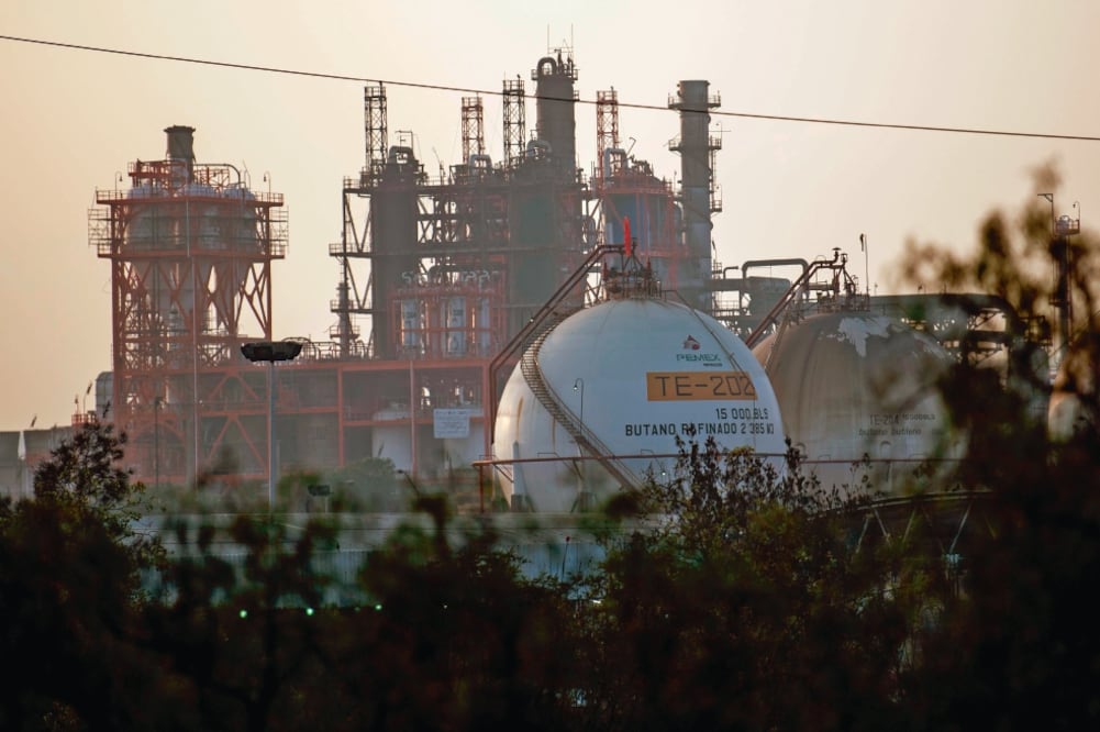 De acuerdo con Sener, la empresa privada que surte hidrógeno a la refinería de Tula, Hidalgo, cercó la planta pese a estar en el centro del complejo. Foto: ARCHIVO EL UNIVERSAL