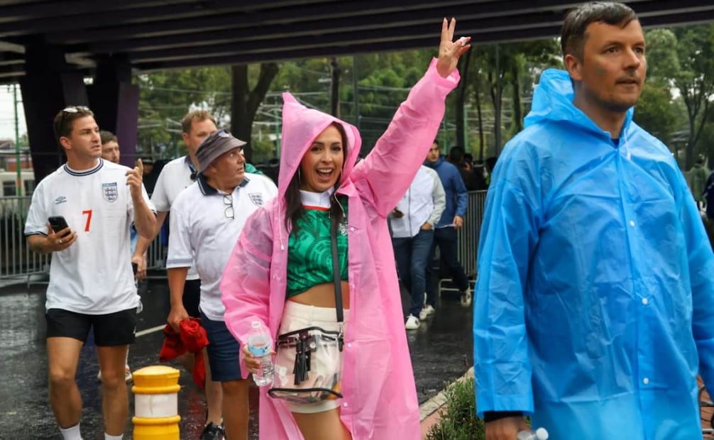 Aficionados mexicanos afuera del Estadio Ciudad de México, antes del partido de futbol entre Inglaterra y México. Foto: Karla Guerrero / EL UNIVERSAL