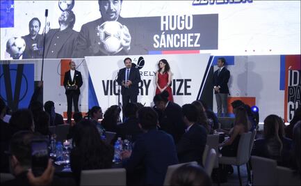 Hugo Sánchez recibe el premio 'Leyenda' en la primera edición de los Victory Prize México