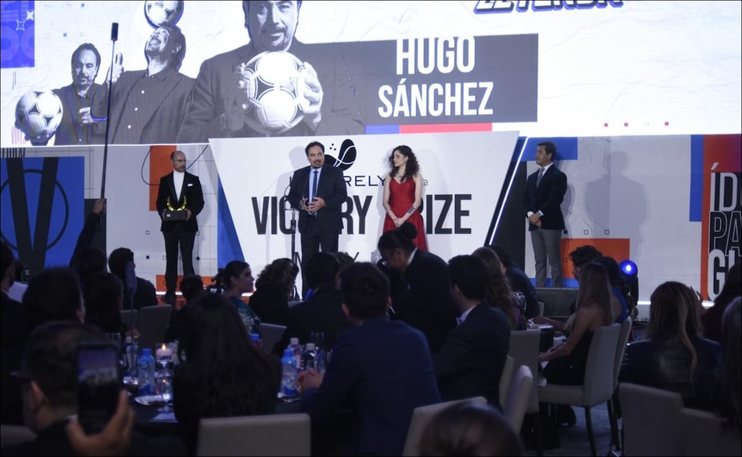 Hugo Sánchez recibe el premio 'Leyenda' en la primera edición de los Victory Prize México - Foto: Cortesía - Victory Prize México
