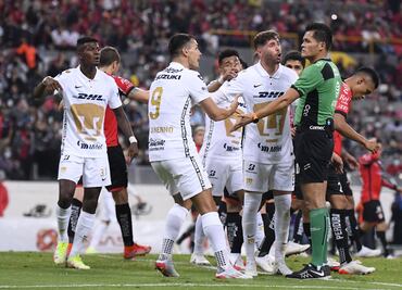 Pumas sufrió un "robo" contra Atlas, así lo señalan exárbitros de la Liga MX