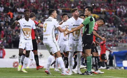 Pumas sufrió un "robo" contra Atlas, así lo señalan exárbitros de la Liga MX
