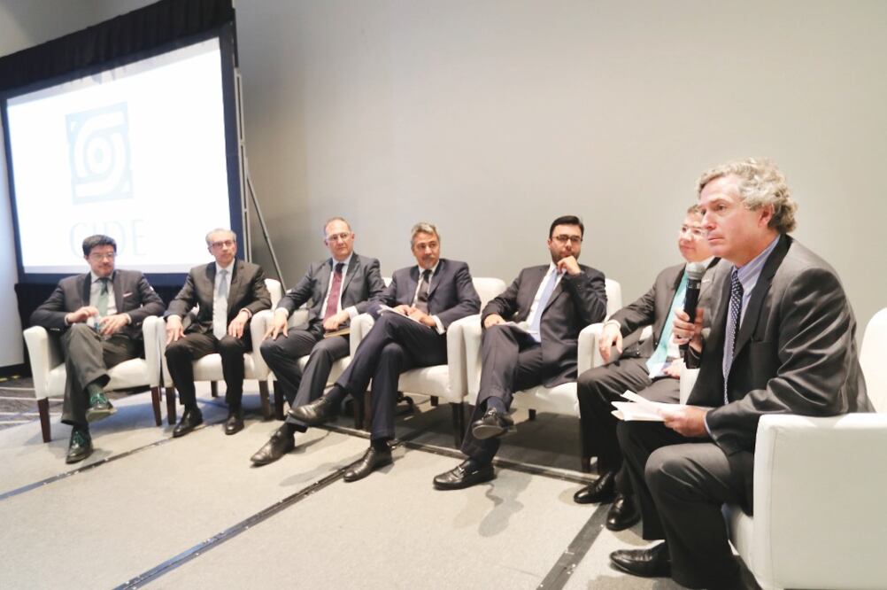 Manuel Molano, del IMCO; Ezra Shabot, analista; Ignacio Navarro, de Cofece; Karim Lecina, de AT&T, Gabriel Contreras, del IFT; Mario Emilio Gutiérrez, de Cofemer, y Luis de la Calle, en el foro de comercio y convergencia de agenda digital (JUAN CARLOS)