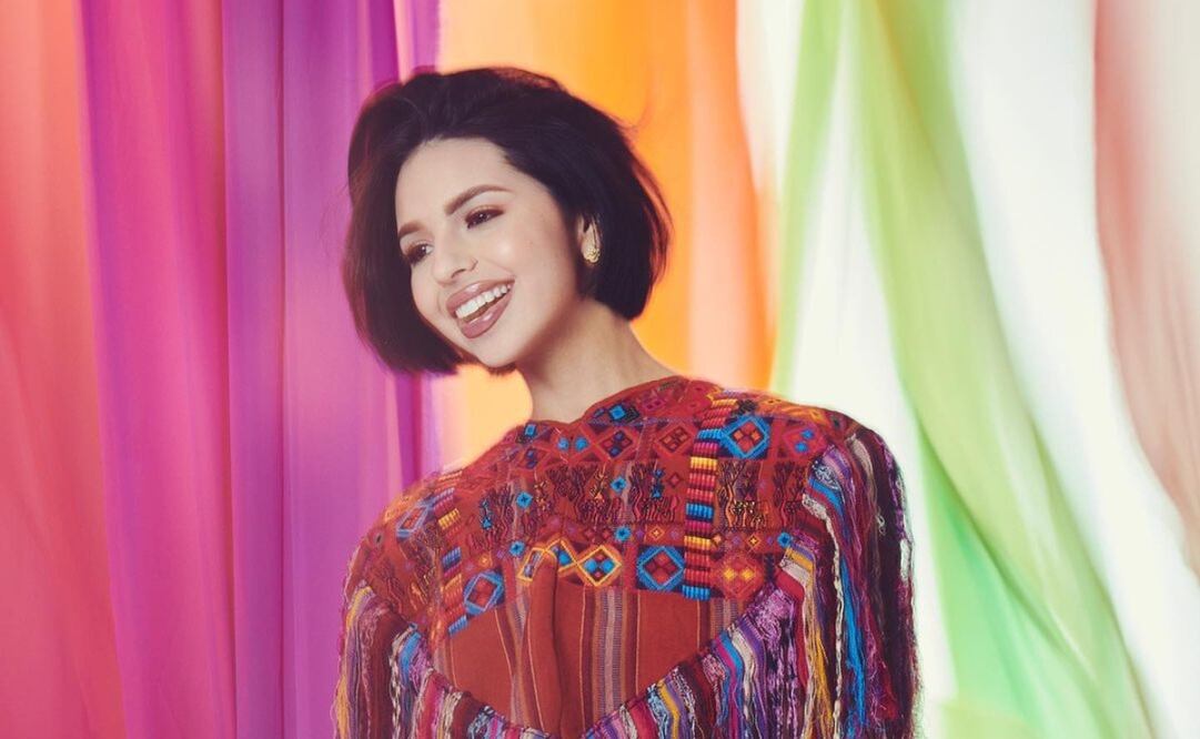 Conoce la capa sobre hombros que presumió Angela Aguilar en los Premios Juventud. Instagram @angela_aguilar_