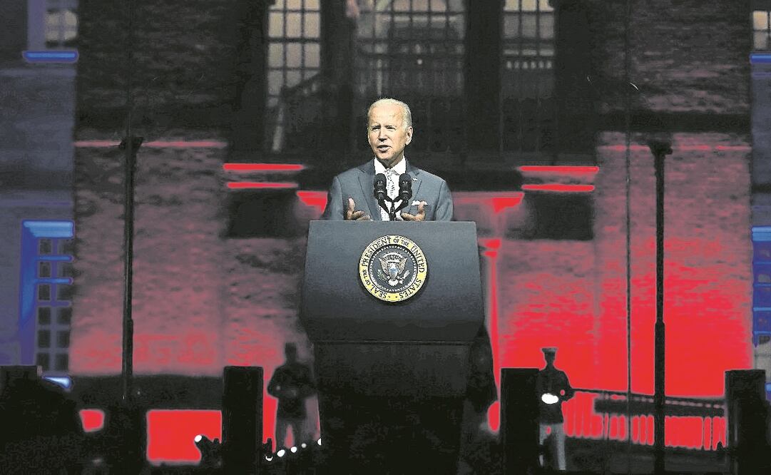 El presidente de Estados Unidos, Joe Biden, aye frente al Salón de la Independencia de Philadelphia, en Pennsylvania.