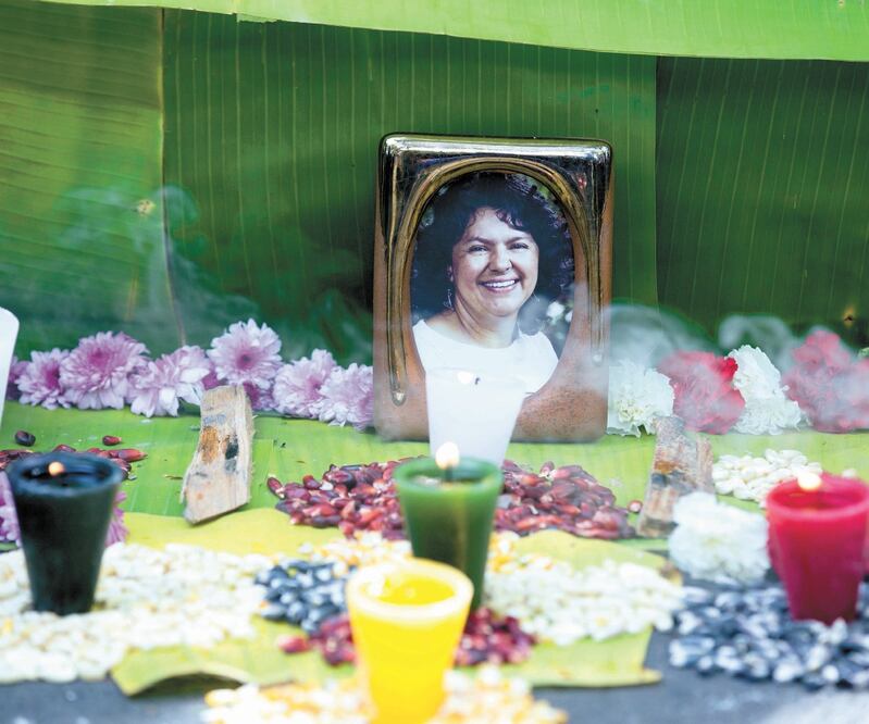 Reconocida. Un altar improvisado en México en honor de la ambientalista hondureña Berta Cáceres. Foto/ARCHIVO. AP