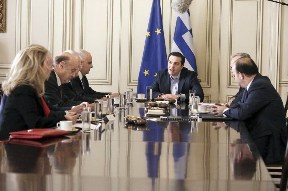 El primer ministro de Grecia, Alexis Tsipras (c), durante un encuentro con la comisión de la Asociación de la Banca Helena, ayer en Atenas (SIMELA PANTZARTZI. EFE)