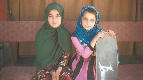 Niñas demuestran su valor practicando en patineta