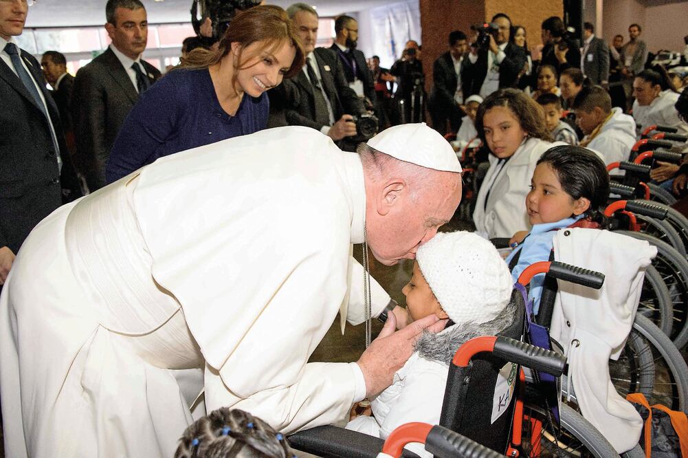 Jorge Mario Bergoglio visitó el Hospital Infantil de México Federico Gómez acompañado de Angélica Rivera de Peña, esposa del presidente Enrique Peña Nieto, donde convivió, acarició, abrazó, besó y alentó a los menores (DIF NACIONAL)