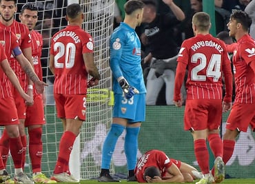 Fue suspendido el Derbi entre Betis y Sevilla luego del objeto que impactó a un jugador