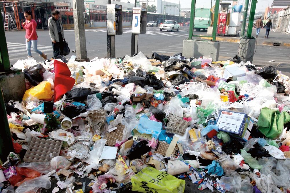 En la labores de limpieza por la celebración de Año Nuevo, se utilizaron tres barredoras mecánicas y los residuos fueron transportados en tres vehículos recolectores a estaciones de transferencia (ARCHIVO EL UNIVERSAL)