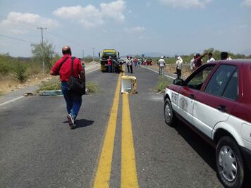 Campesinos bloquean la carretera Panamericana