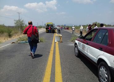 Campesinos bloquean la carretera Panamericana