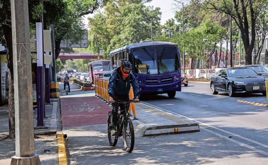 Ciclistas celebran que se tenga un espacio más para bicicletas, pero con mayores condiciones de seguridad vial. Foto: Gabriel Pano/EL UNIVERSAL