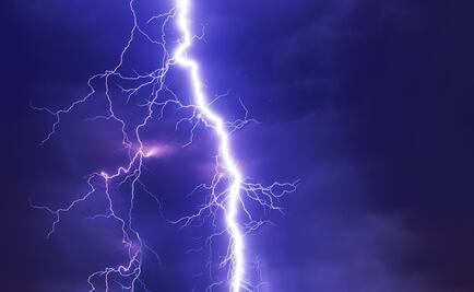 Rayo impacta a dos personas al salir de un estadio en Florida 