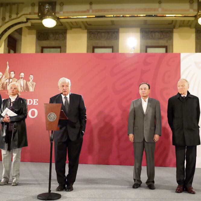 AMLO estuvo acompañado en Palacio Nacional por Alfonso Durazo, secretario de la SSP (tercero de der. a izq.); Alejandro Gertz, encargado del despacho de la PGR (segundo), y el titular de la Semar, José Rafael Ojeda (primero), entre otros. LUCÍA GODÍNEZ.