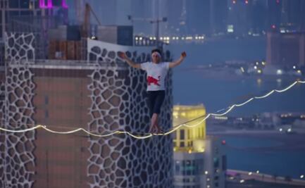 VIDEO: Equilibrista bate récord mundial tras caminar 150 metros sobre el vacío entre dos torres de Qatar