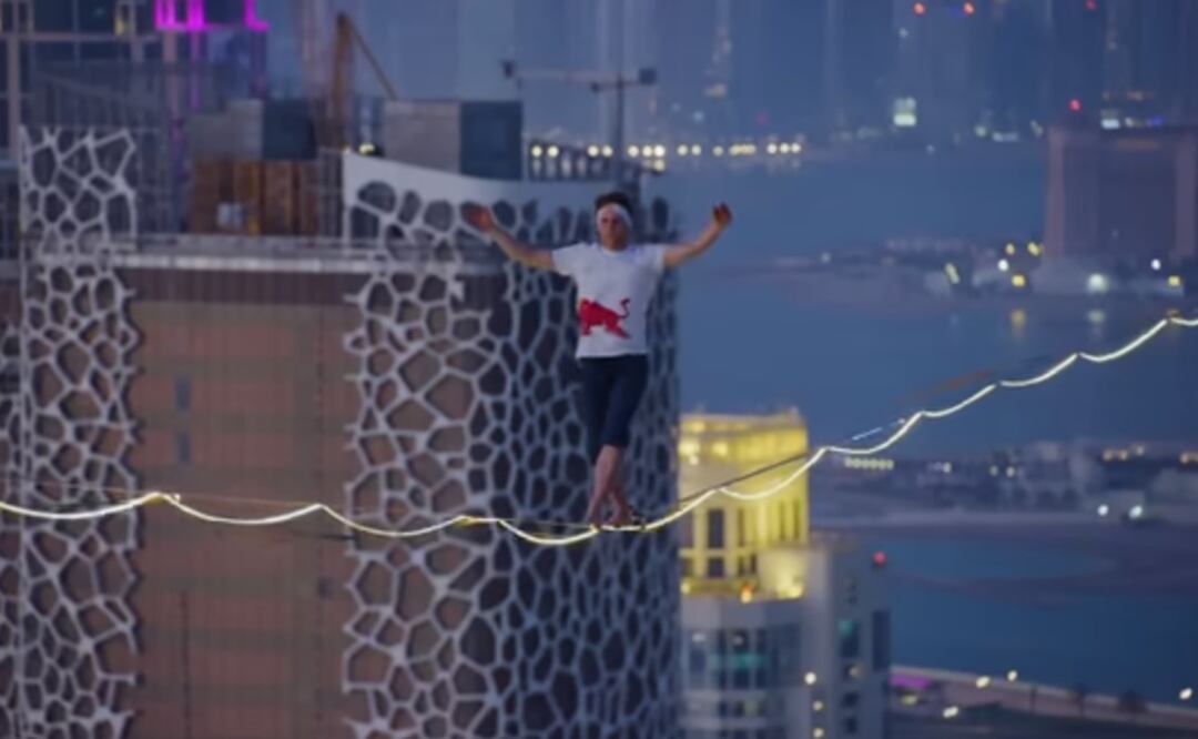 El equilibrio completó esta asombrosa hazaña en las emblemáticas Torres Katara de Qatar. Foto: Tomada del video