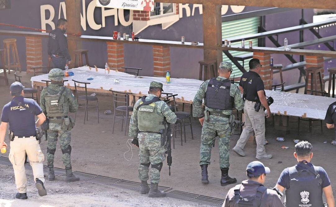 En la escena del crimen, la fiscalía de Michoacán recolectó más de 100 casquillos calibres 7.62 (para cuerno de chivo) y .223, y aseguró 15 vehículos. Armando Solís/EL UNIVERSAL