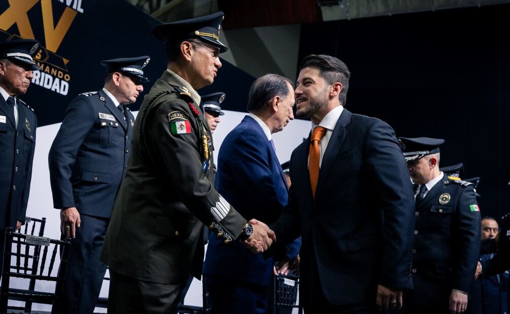 El gobernador de Nuevo León, Samuel García, encabezó una ceremonia por el XV aniversario de la Fuerza Civil, donde otorgó mas de 600 medallas y ascensos. Foto: Gobierno de Nuevo León