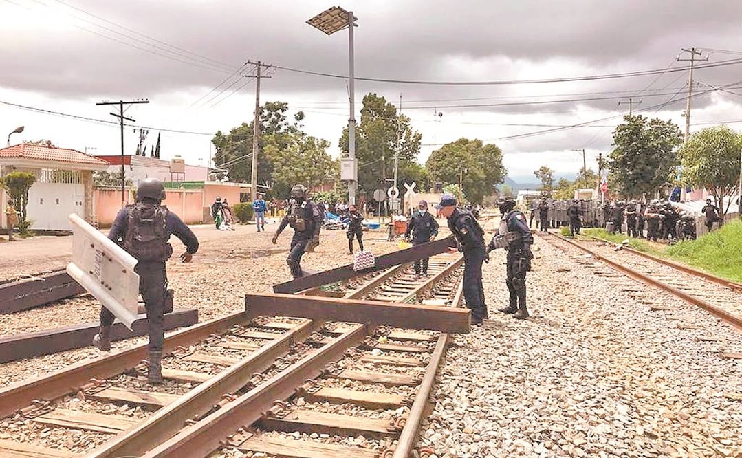 El paso de mercancías desde y hacia el puerto de Lázaro Cárdenas está detenida por manifestantes. Foto: Especial