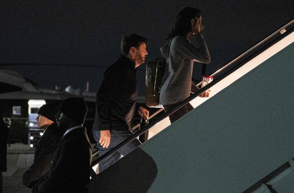 El vicepresidente estadounidense, J. D. Vance, y la segunda dama, Usha Vance, abordan el Air Force Two en la Base Conjunta Andrews, Maryland. Foto: AFP