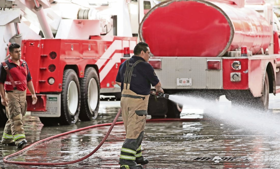 En una visita a la Estación de Bomberos, EL UNIVERSAL constató algunas de las actividades del gremio, como las reparaciones y el mantenimiento de las unidades. (ALEJANDRO ACOSTA. EL UNIVERSAL)