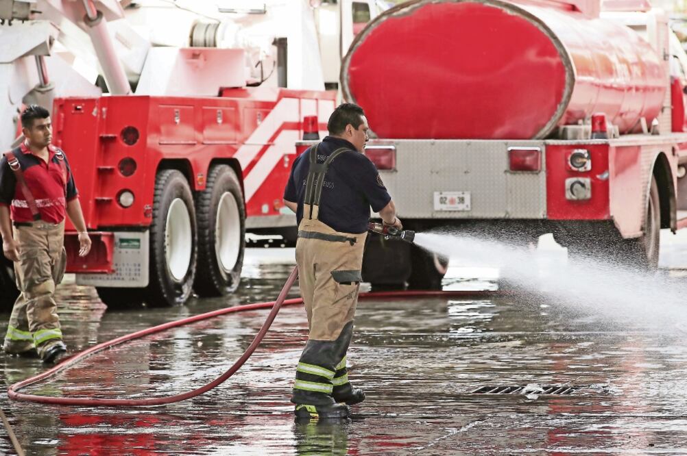 En una visita a la Estación de Bomberos, EL UNIVERSAL constató algunas de las actividades del gremio, como las reparaciones y el mantenimiento de las unidades. (ALEJANDRO ACOSTA. EL UNIVERSAL)