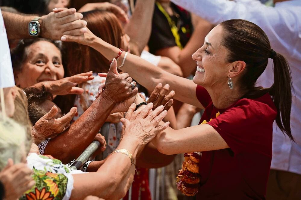 Claudia Sheinbaum Pardo, candidata a la Presidencia de México por la coalición Sigamos Haciendo Historia, encabezó un encuentro con mujeres rurales en el Estadio de Beisbol de Ticul, Yucatán. Foto: de Diego Simón. El Universal.