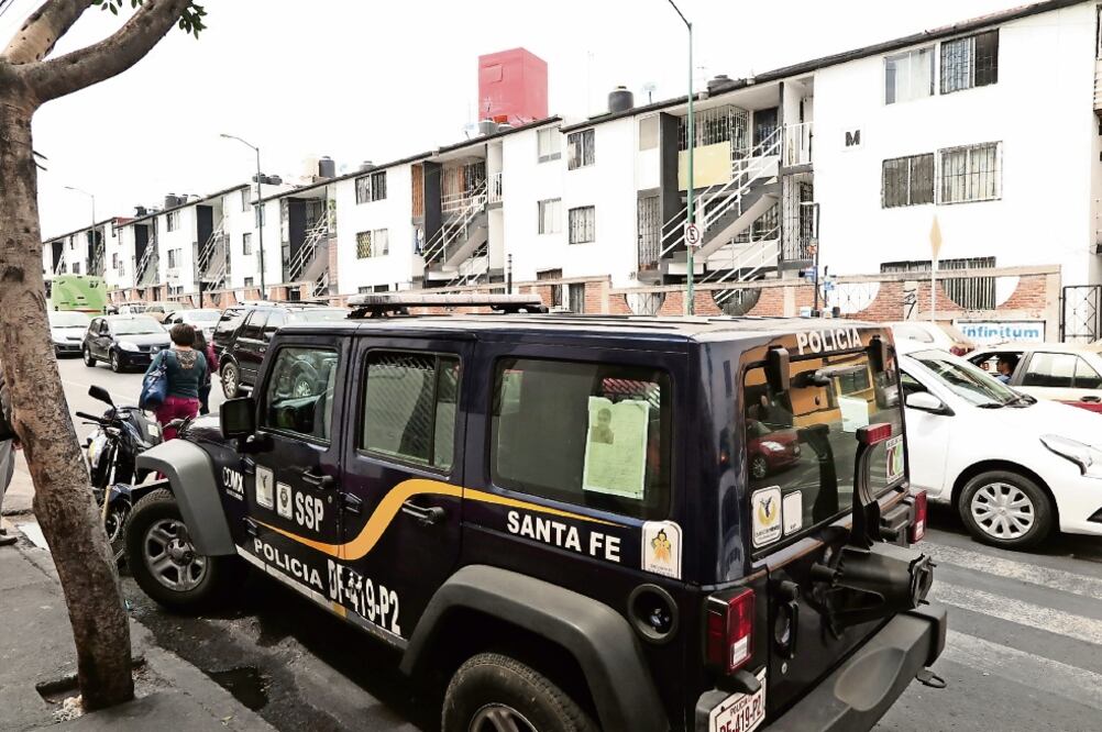 Personal de la procuraduría capitalina y de la SSP local realiza un operativo cerca de la unidad habitacional ubicada en el número 1119 de la avenida Centenario en la colonia Arcos de Centenario, en Álvaro Obregón (LUIS CORTÉS. EL UNIVERSAL)