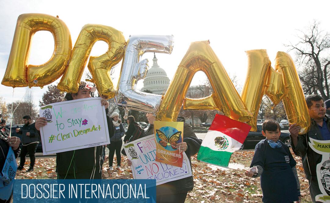 Manifestantes durante un acto en defensa de los programas DACA y TPS, cuyo fin ha anunciado la administración de Donald Trump, generando temor entre los cientos de miles de beneficiarios (JOSÉ LUIS MAGAÑA. AP)