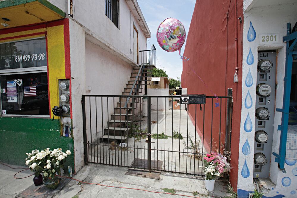 Así se observa la entrada de la casa de los Lechtchenko, después del doble crimen. Al lado, dibujos y una carta de la presunta homicida   Foto: LUIS CORTÉS / EL UNIVERSAL
