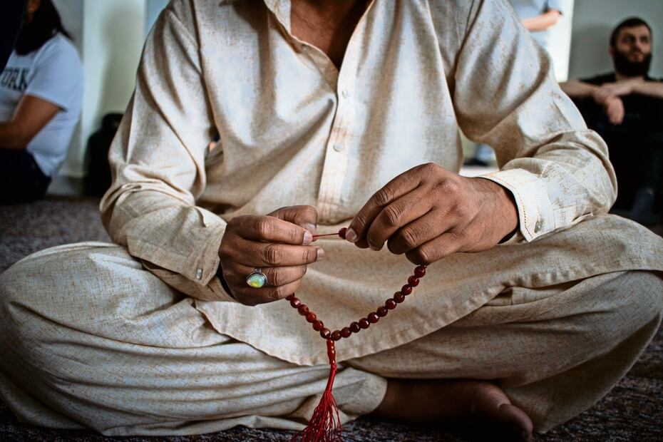 Un hombre sostiene un tasbih, objeto que sirve para acompañar la oración y contar los nombres de Alá. Foto: Gabril Pano