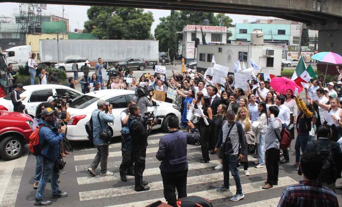 Estudiantes de la UNAM, ITAM e ibero protestan en la puerta 6 de Ciudad Deportiva. Foto: Francisco Rodríguez/EL UNIVERSAL