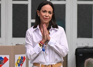 Machado pide a funcionarios que "bajen las armas" y acompañen "la libertad de Venezuela"