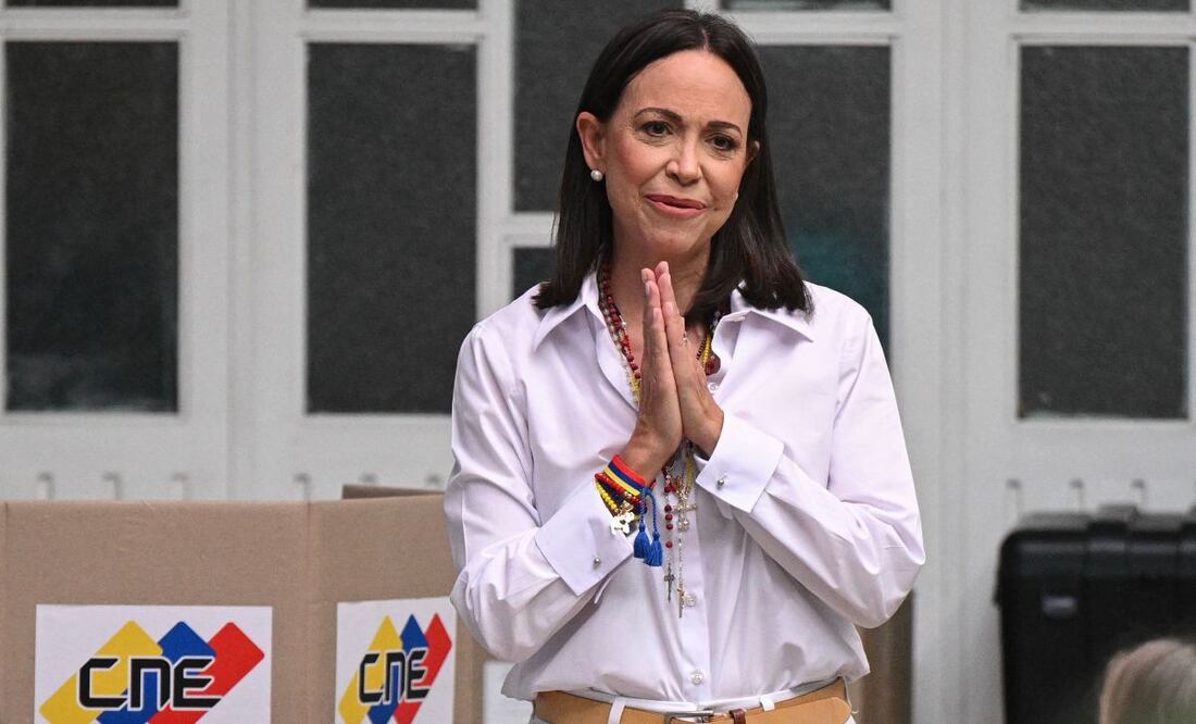 La líder opositora venezolana María Corina Machado gesticula mientras vota durante las elecciones presidenciales en Caracas, el 28 de julio de 2024. El Ministerio de Asuntos Exteriores de Noruega anunció el 13 de octubre de 2025 el cierre de la embajada venezolana en Oslo, sin dar explicaciones, días después de que la líder opositora María Corina Machado recibiera el Premio Nobel de la Paz. Foto: AFP