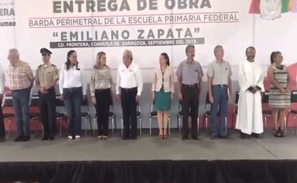 Maestro confunde el Juramento a la Bandera y termina recitando el Padre Nuestro